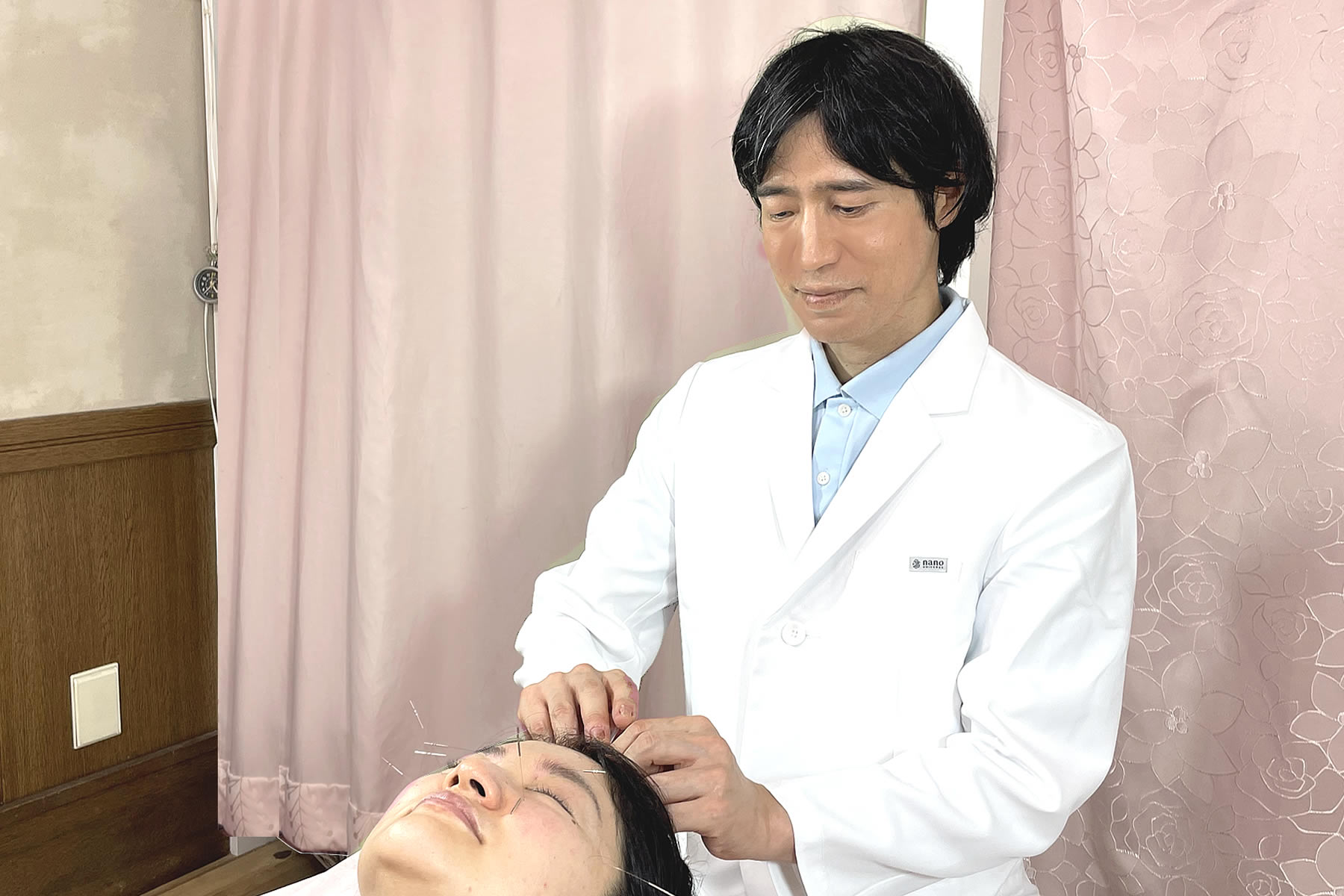 オアシスはり灸治療院の代表小宮が緑内障の鍼治療を行っている