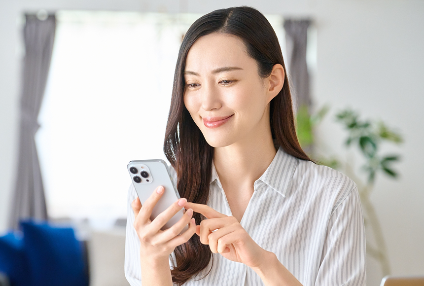 スマホで予約をする女性
